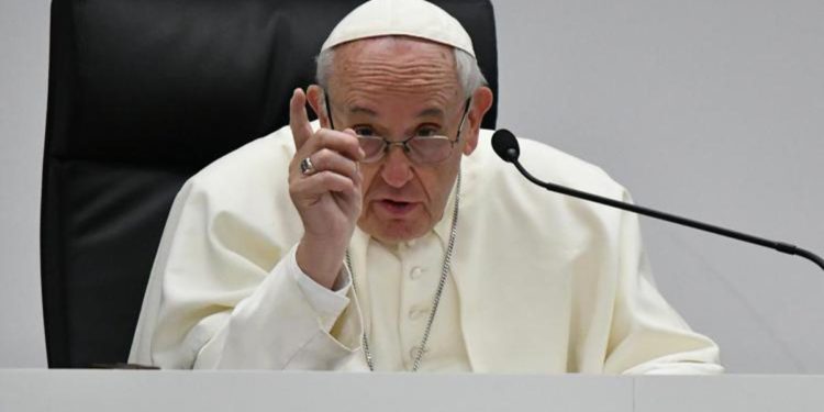 Pedofilia, Papa: “Chiesa incapace di mettere vittime al centro, vergogna”