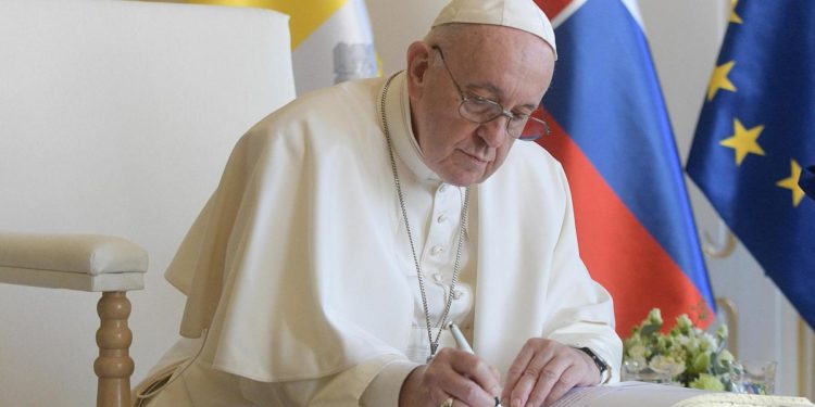 Covid, terza dose di vaccino anche al Papa