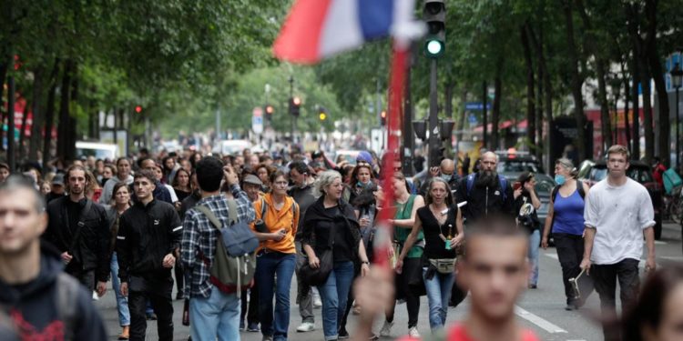 Covid Francia, 15mila no vax sospesi dal lavoro in ambito sanitario