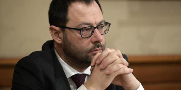 Reddito cittadinanza, Patuanelli: “Va potenziato, inspiegabile metterlo in discussione”