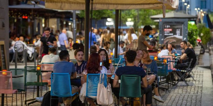 Covid oggi Italia, Rt stabile: cala incidenza