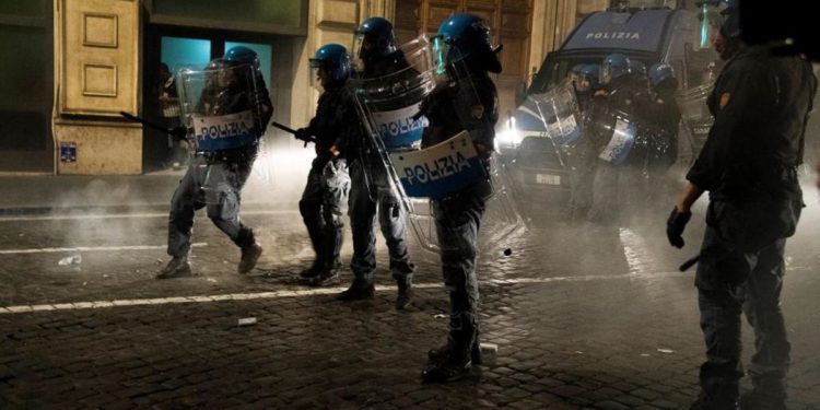 Vicequestore No Green Pass: “Punire poliziotti che hanno picchiato manifestanti”