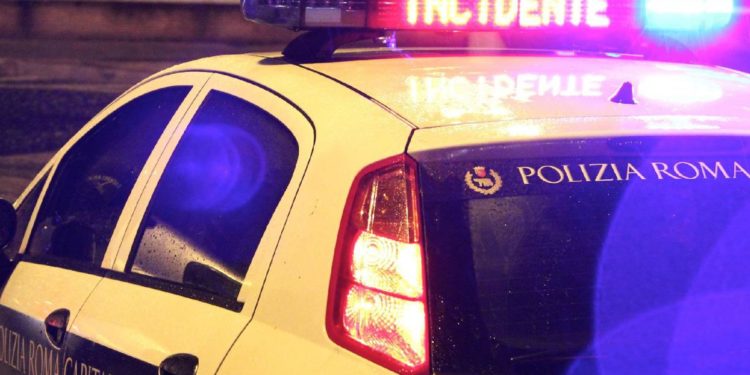 Roma, scontro frontale bus-auto in via Ostiense: muore 28enne