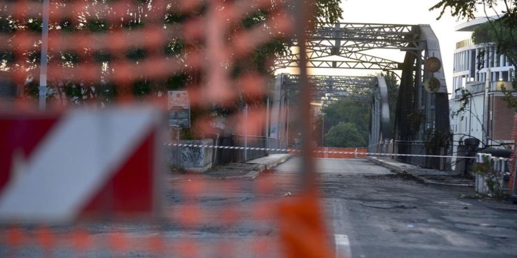 Ponte di Ferro, fornelletto in giaciglio probabile causa incendio
