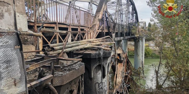 Roma, Ponte di ferro inagibile dopo l’incendio