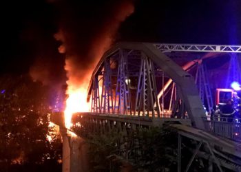 Notte di fuoco a Roma, in fiamme il ‘Ponte di ferro’