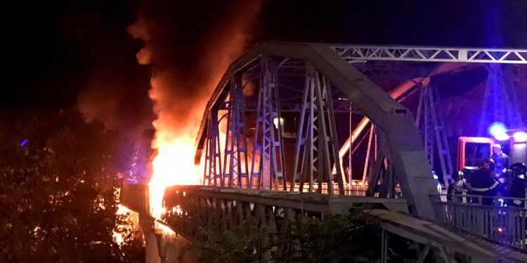 Notte di fuoco a Roma, in fiamme il ‘Ponte di ferro’