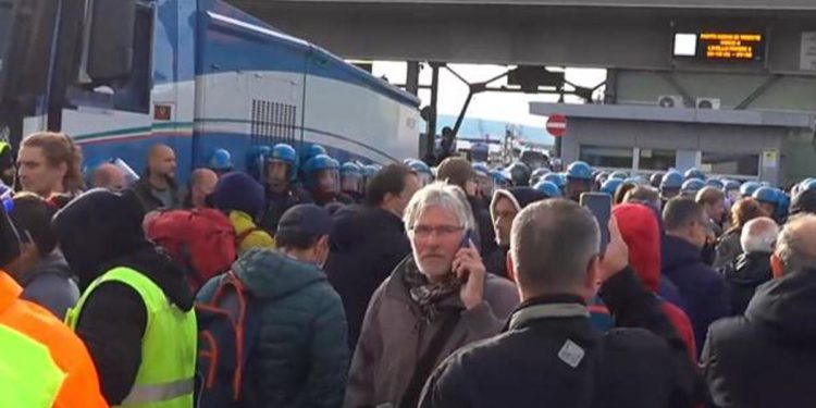 No green pass, porto Trieste: iniziato lo sgombero