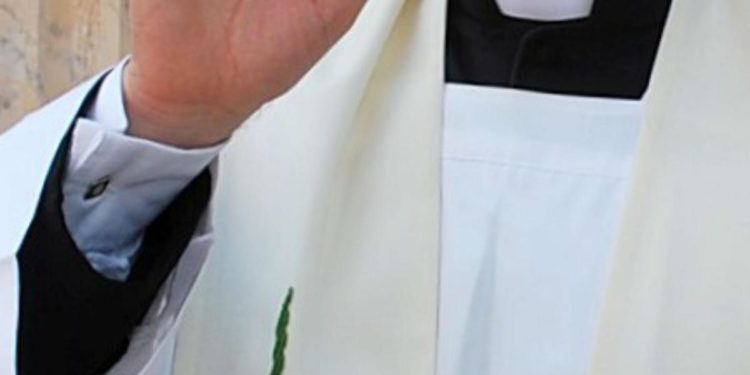 Avellino, atti sessuali su 13enne: arrestato sacerdote