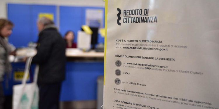 Documenti falsi per il Reddito di cittadinanza, 50 denunciati