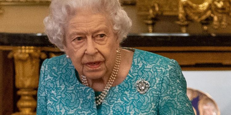 Regina Elisabetta “deve riposare”: stop per altre due settimane