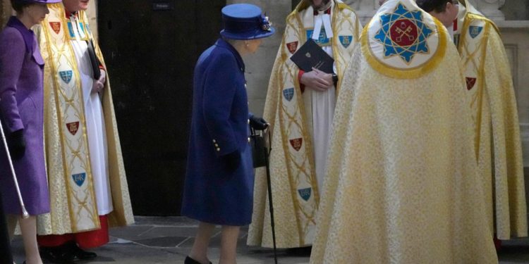 La Regina Elisabetta per la prima volta in pubblico con il bastone