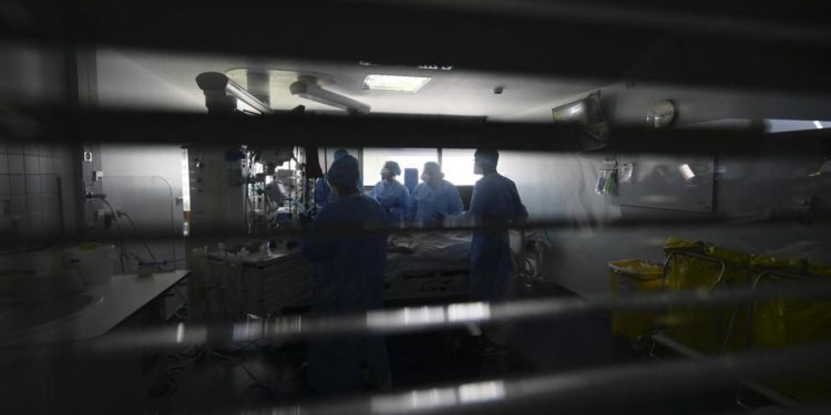 Covid oggi Italia, 2.466 contagi e 50 morti: bollettino 5 ottobre