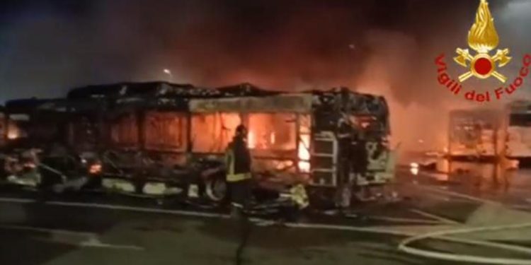 Roma, incendio in deposito Atac Tor Sapienza: 20 bus distrutti