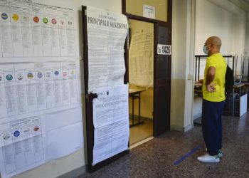 Elezioni Roma, scambio schede in diversi municipi e votazioni sospese