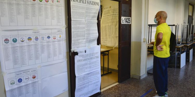 Elezioni Roma, scambio schede in diversi municipi e votazioni sospese