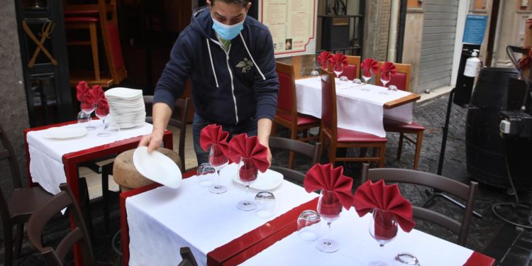 Covid Italia, Fipe: nel 2020 persi 243 mila posti