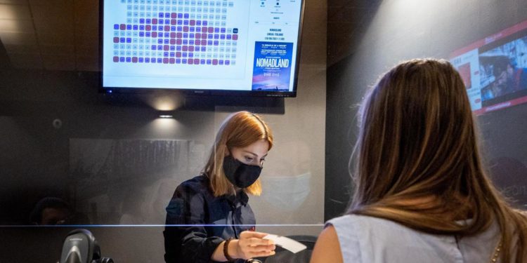 Cinema, teatri e discoteche: da oggi nuove regole per capienze e riaperture