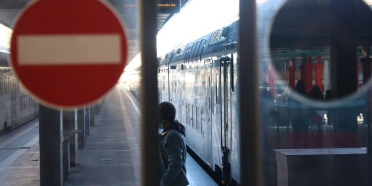 Sciopero 11 ottobre 2021: oggi stop treni, aerei e trasporti