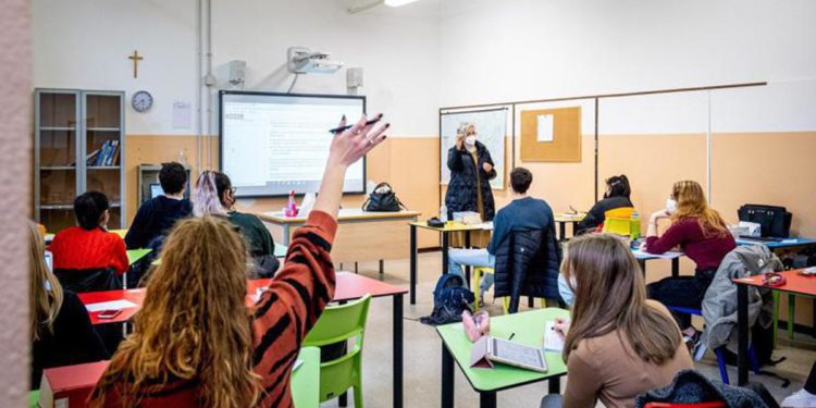 Covid, senza vaccino 90mila tra prof e personale scuola: meno del 6%