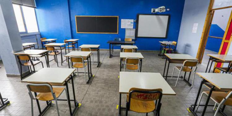 Covid oggi Napoli, focolaio a scuola da figli no vax: altri 9 contagi