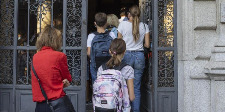 Vaccino covid bambini 5-11 anni, Bassetti: “Scuola sicura e scudo varianti”