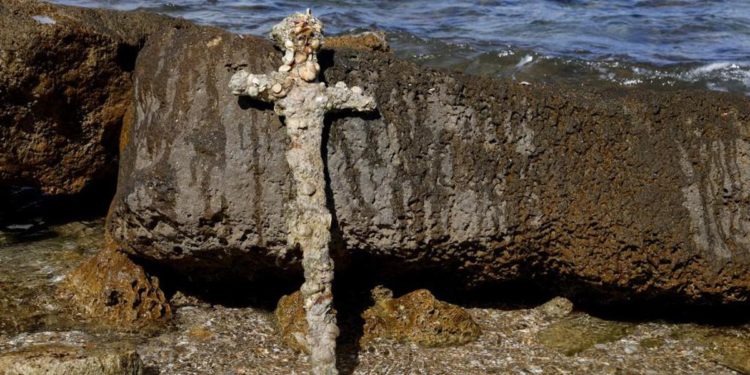 Spada di crociato ritrovata dopo 900 anni in fondo al mare