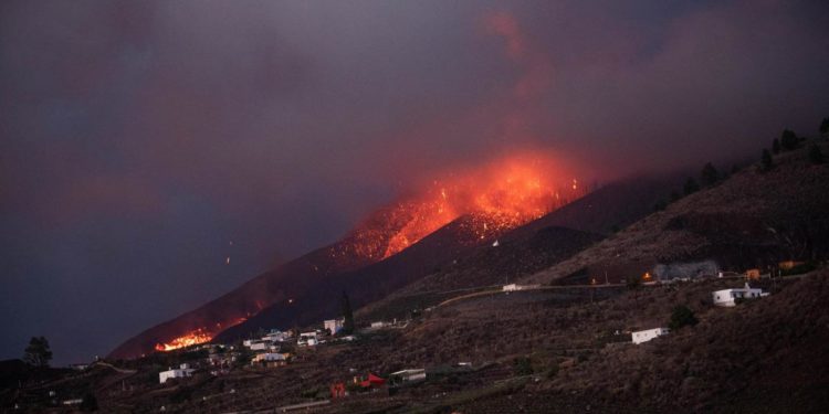 Vulcano Canarie, eruzione da un mese: 2mila edifici distrutti