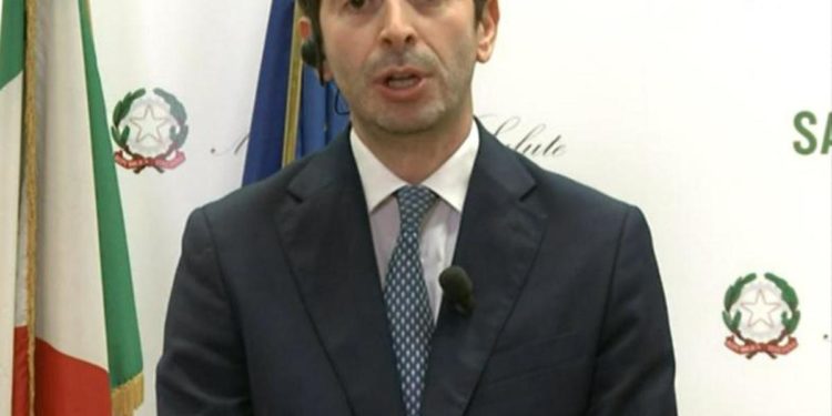 Covid Italia, Speranza: “Contagi salgono, green pass ci serve”