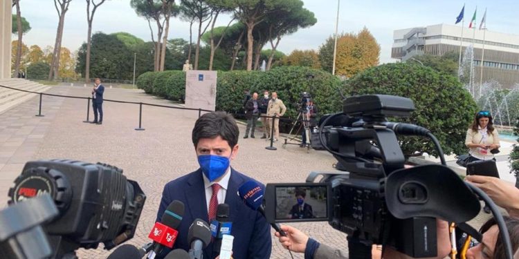 Covid oggi Italia, Speranza: “Numeri in crescita, serve cautela”