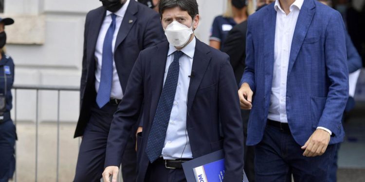 Terza dose vaccino Covid, Speranza: “Valuteremo estensione in base a evidenze”