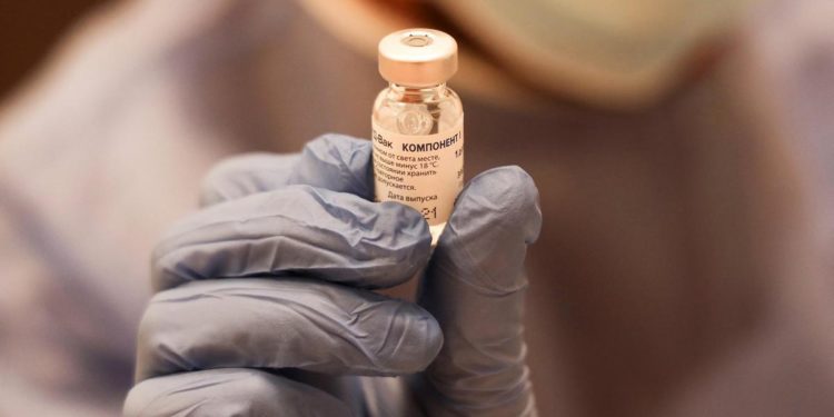 Sputnik, Pregliasco: “Nessun legame scientifico tra vaccino e Hiv”