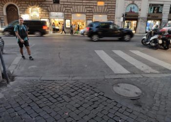 Roma, il mistero delle ‘strisce pedonali interrotte’ in tutta la città