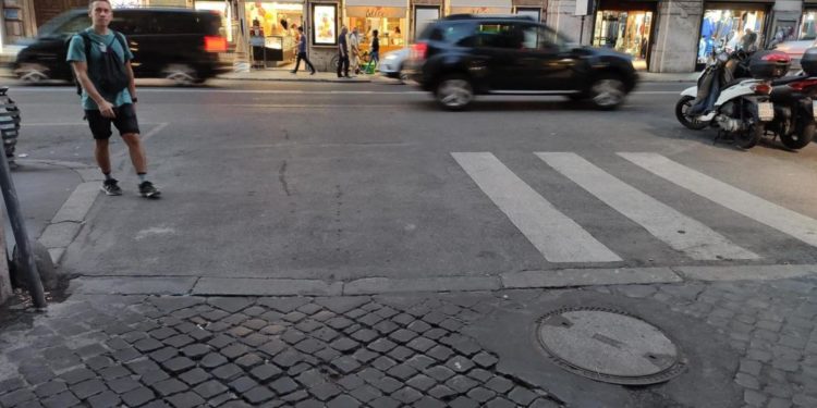 Roma, il mistero delle ‘strisce pedonali interrotte’ in tutta la città