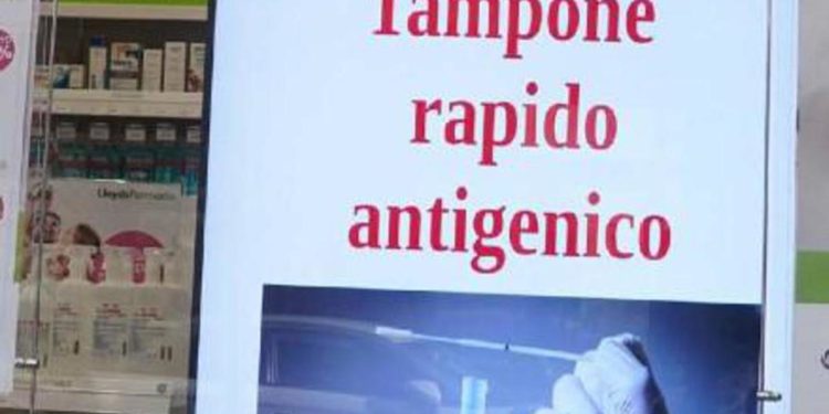 Green Pass obbligatorio, farmacisti: “Pronti a tamponi rapidi anche nei giorni chiusura”