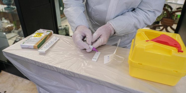 Green pass obbligatorio, boom tamponi: “Diffidare da sconti al ribasso”