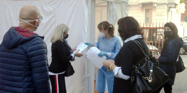 Green pass Italia, farmacie: “Caos tamponi atteso, via è vaccino”