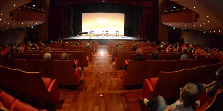 Capienza cinema, stadi, teatri e riapertura discoteche: cosa cambia e da quando