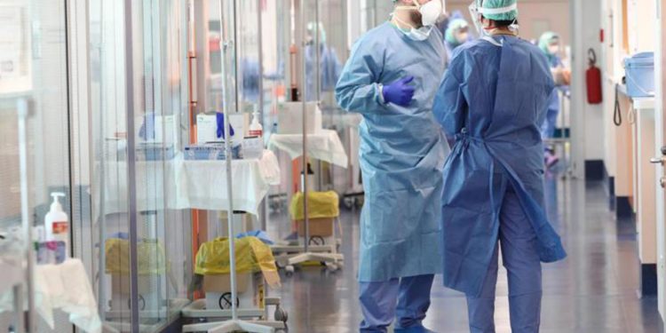 Covid oggi Italia, anziani e iperfragili: chi sono vaccinati che muoiono