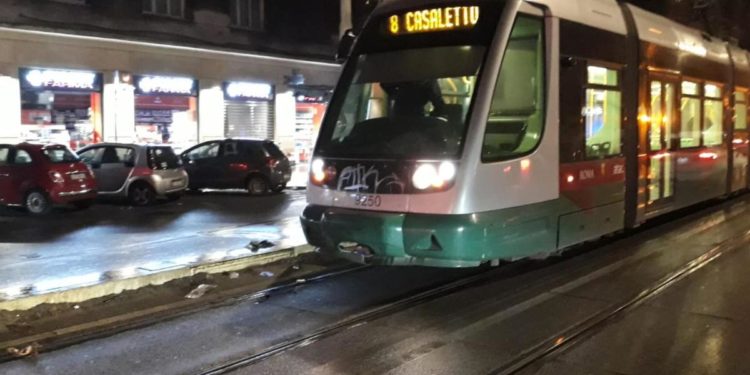Roma, scontro fra volante e tram: gravi due agenti