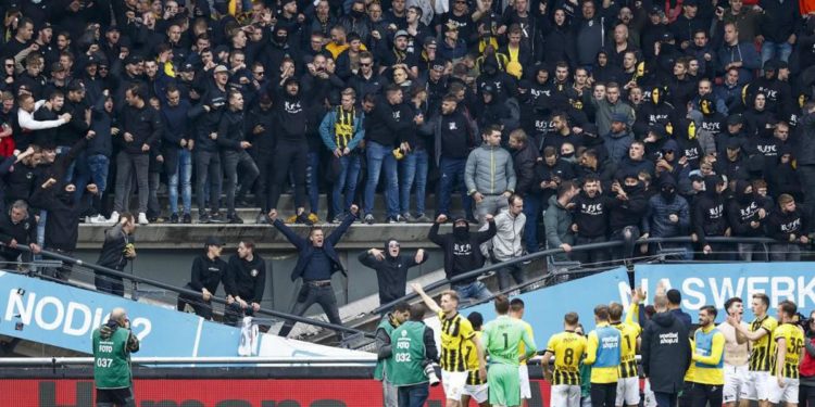 Olanda, crolla tribuna: paura allo stadio