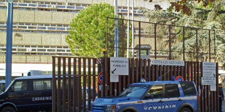 Spari contro auto a Tor Bella Monaca, indagano i pm della Dda