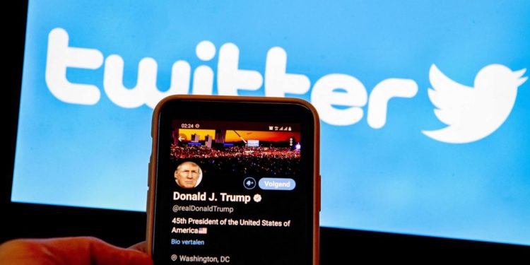 Trump vuole costringere Twitter a riattivare il suo account