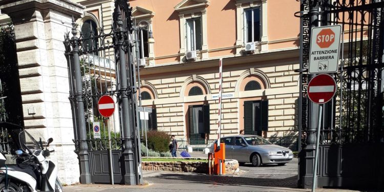 No green pass, assalto Umberto I: devastato pronto soccorso