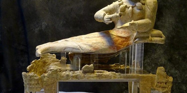 Torna a splendere urna etrusca grazie a collaborazione fra Q8 e Museo di Villa Giulia