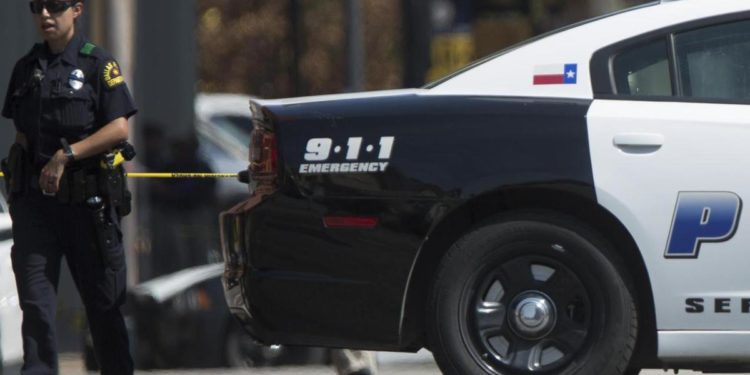 Usa, polizia trascina paraplegico afroamericano fuori dall’auto