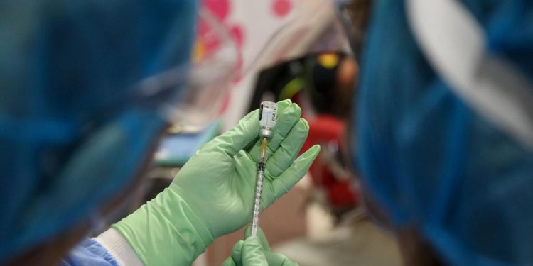 Terza dose, Aifa: un evento avverso su 46mila somministrazioni