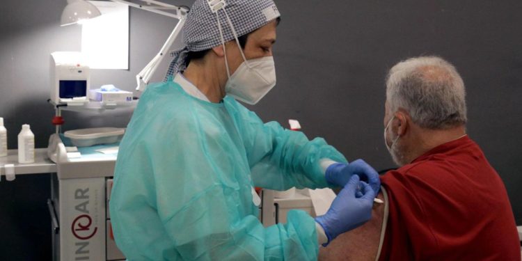 Terza dose, via libera del Ministero per fragili ogni età e per over 60