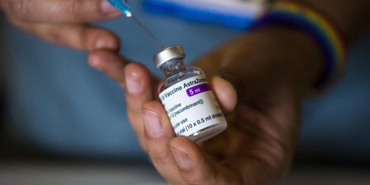 Terza dose, Bertolaso: “Subito per chi ha fatto AstraZeneca 6 mesi fa”