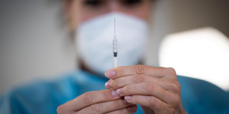 Covid, con terza dose vaccini più efficaci: lo studio